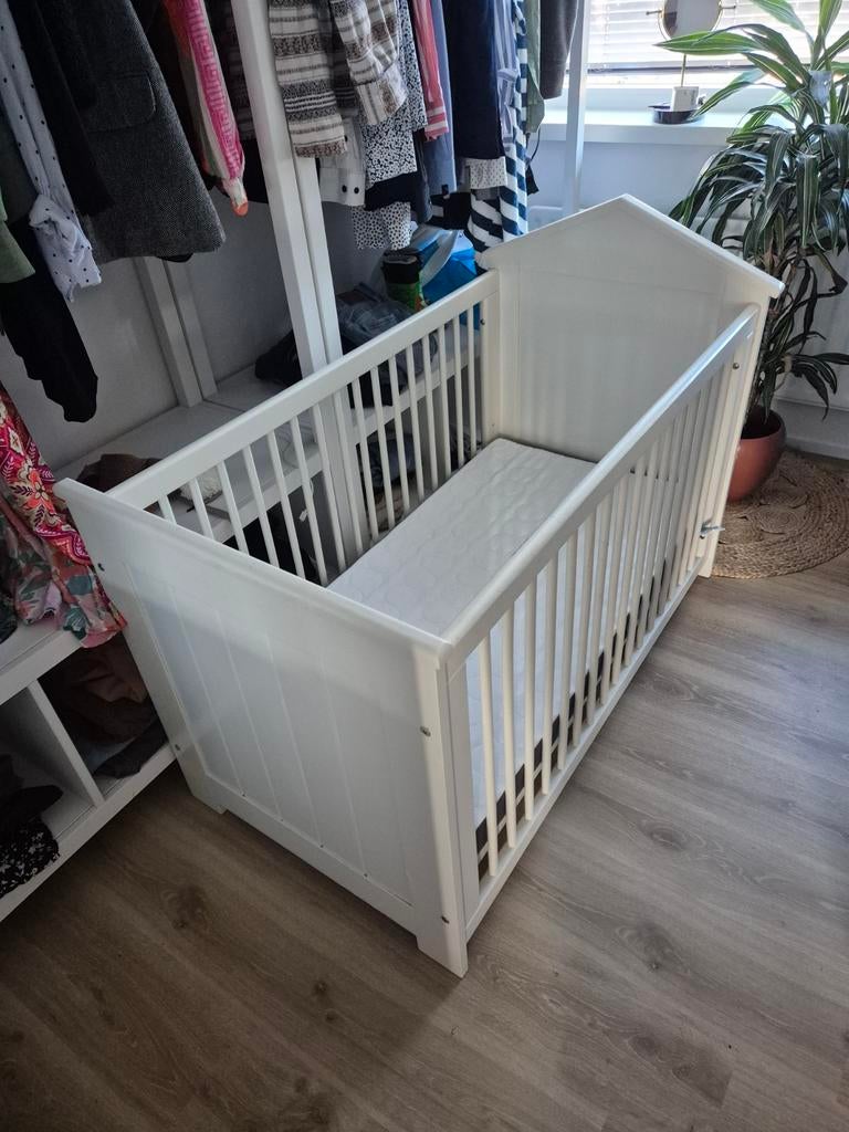 Houten ledikant 120x60 met IKEA matras, Kinderen en Baby's, Babywiegjes en Ledikanten, Ophalen, Gebruikt, Ledikant