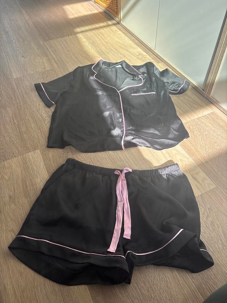 Primark pyjama set zwart met roze biesje - Maat S, Kleding | Dames, Ophalen of Verzenden, Zo goed als nieuw, Maat 36 (S)
