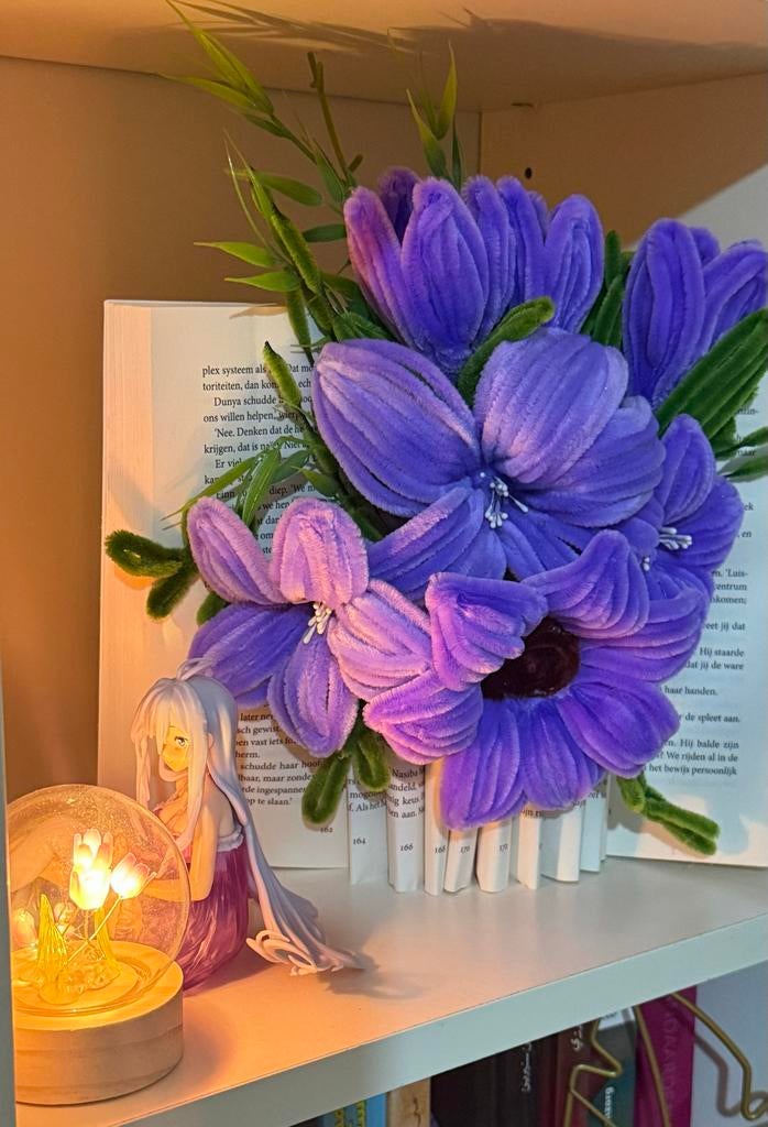 Handgemaakte paarse bloemen van chenilledraad, Ophalen of Verzenden, Nieuw, Binnen