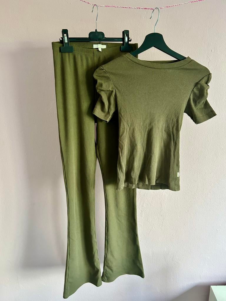 Olijfgroene Rib Set: Flared Broek & Top met Pofmouwtjes, Ophalen of Verzenden, Zo goed als nieuw, Meisje