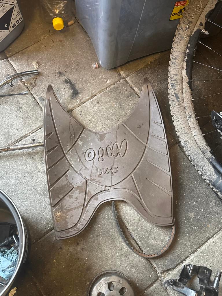 Sym Mio Voetenplank, Fietsen en Brommers, Brommeronderdelen | Scooters, Ophalen of Verzenden, Gebruikt, Overige typen, SYM