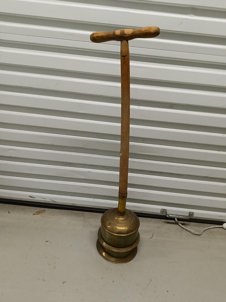 Antieke koperen wasstamper met houten handvat, Ophalen of Verzenden