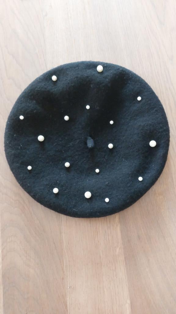 Zwarte alpino baret met parels, Kleding | Dames, Hoeden en Petten, Ophalen of Verzenden, Zo goed als nieuw, One size fits all