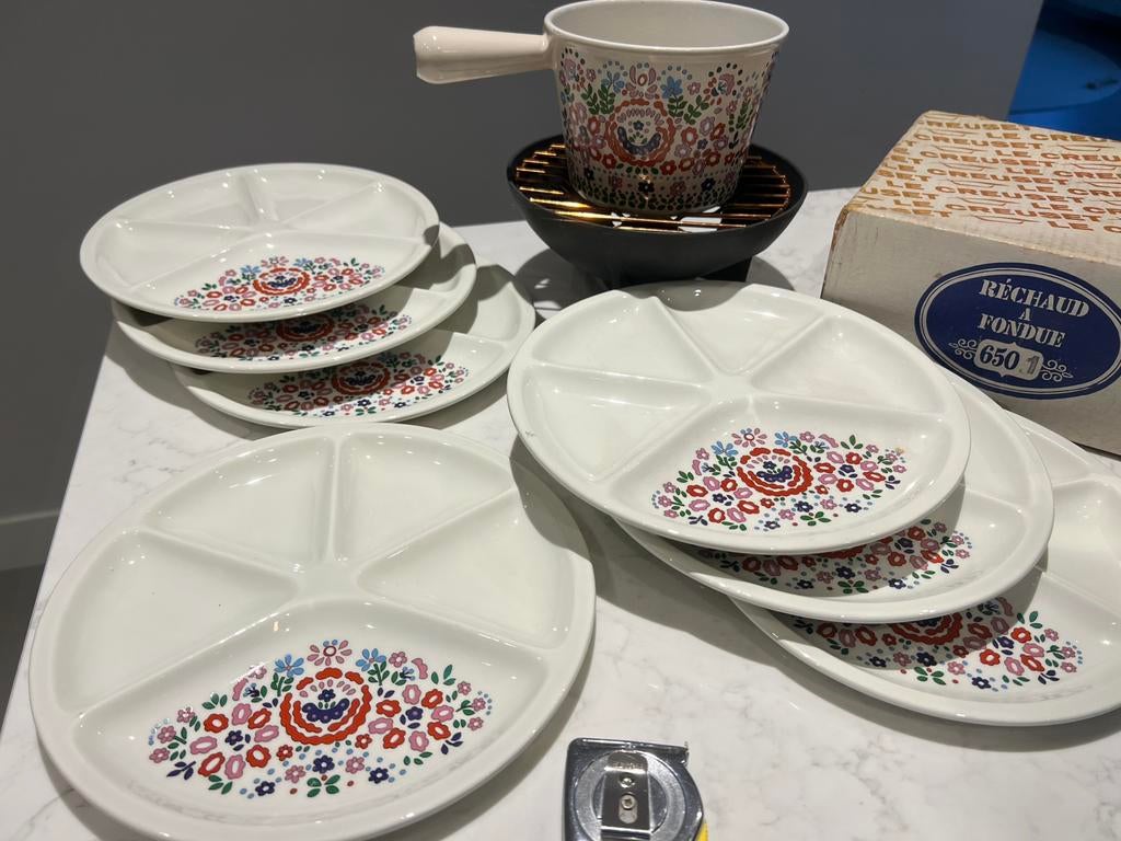 Le Creuset Fondueset Fleur, in nieuwstaat met 7 borden, Huis en Inrichting, Keuken | Potten en Pannen, Gietijzer, Ophalen of Verzenden