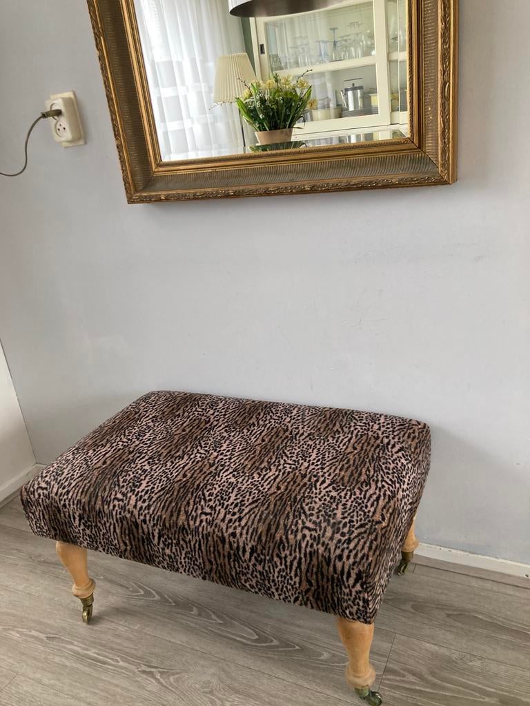 Mooie footstool klassiek panterprint messing wieltjes, Huis en Inrichting, Banken | Voetenbanken en Poefen, Ophalen, Klassiek