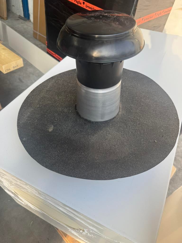 Dakdoorvoer waterproef plakplaat 470/K24  bituum 4mm dikte.