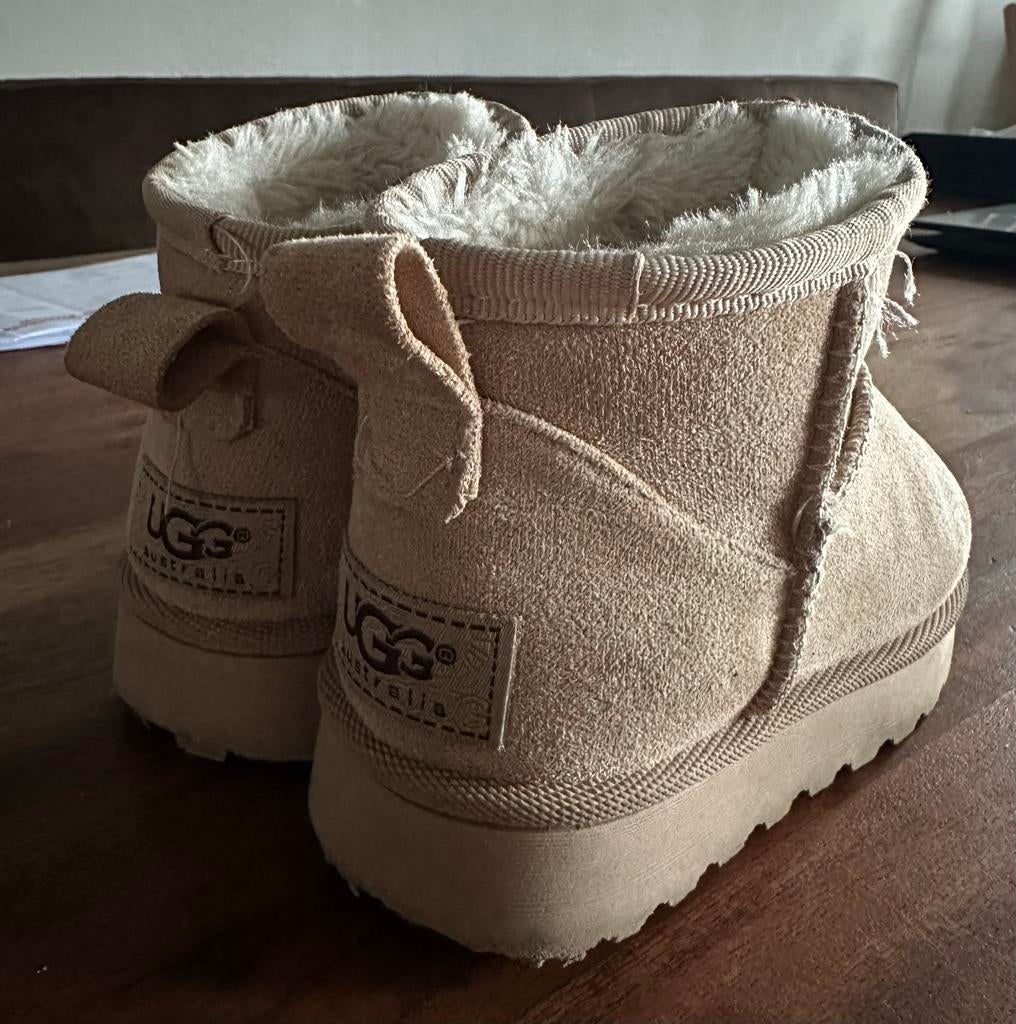 UGG laarzen maat 27 - Beige, Kinderen en Baby's, Kinderkleding | Schoenen en Sokken, Ophalen of Verzenden, Gebruikt, Jongen of Meisje