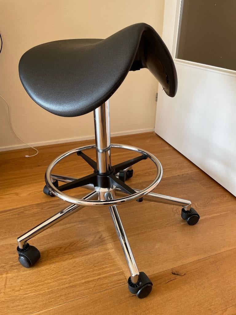 Verstelbare ergonomische zadelkruk met wielen, Huis en Inrichting, Bureaustoelen, Ophalen, Zwart, Zo goed als nieuw, Bureaukruk