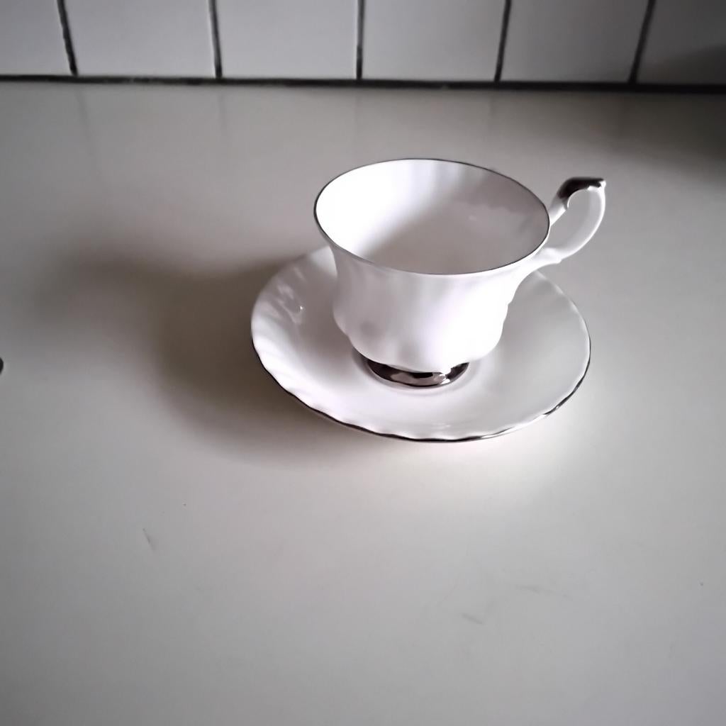 Royal albert chantilly  kop en schotel, Ophalen of Verzenden, Zo goed als nieuw, Overige stijlen, Kop(pen) en/of Schotel(s)