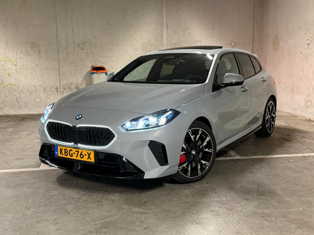 BMW 1-Serie 120 M pro sport 170pk Aut 2025 Grijs, Auto's, BMW, Bedrijf, 1-Serie, 360° camera, Achteruitrijcamera, Adaptieve lichten