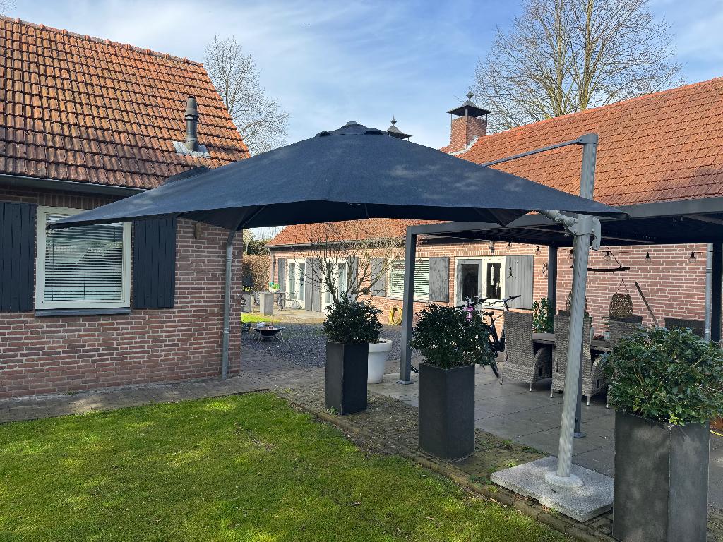 Grote zwevende parasol met granieten voet, Tuin en Terras, Parasols, Ophalen, Zo goed als nieuw, 2 tot 3 meter, Zweefparasol