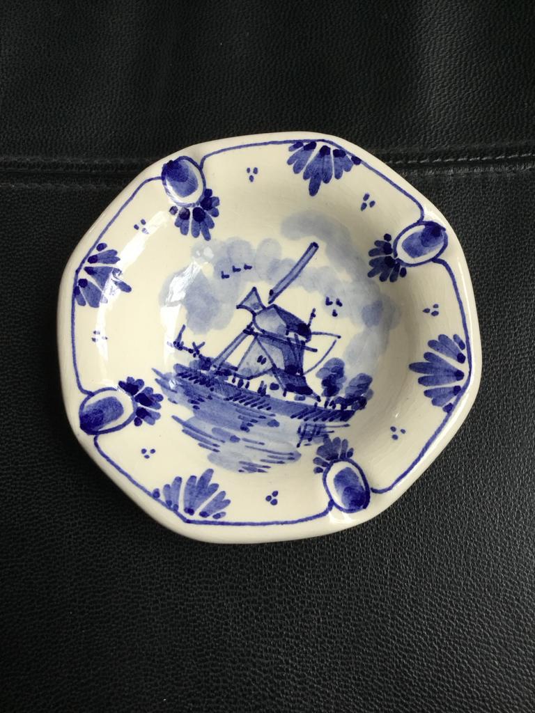 Delfts blauw asbakje van De Pauw met molen decoratie, Antiek en Kunst, Antiek | Keramiek en Aardewerk, Ophalen of Verzenden