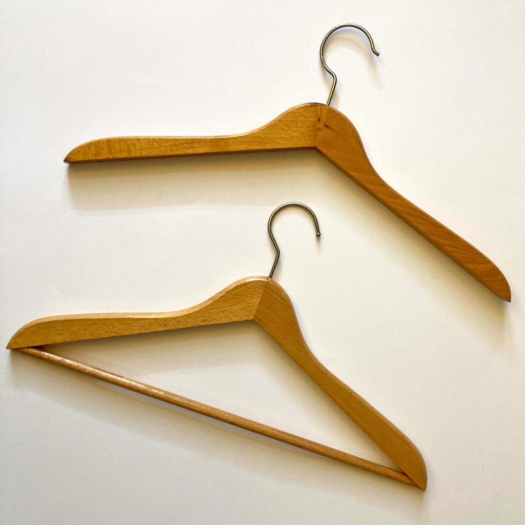 2 houten kleerhangers, plat, beide anders, Ophalen of Verzenden