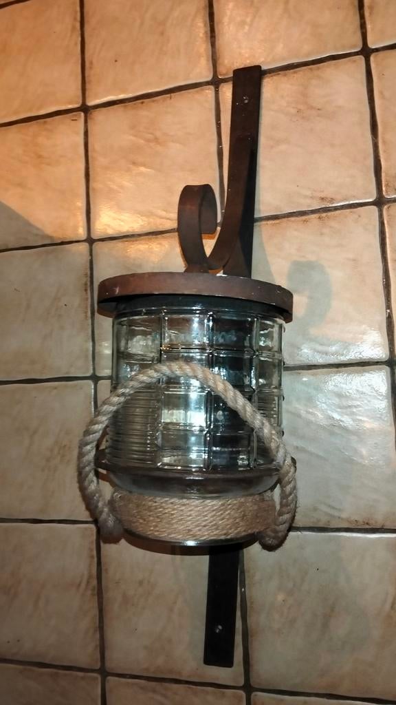 Brocante grote zware wandkandelaar met windlicht, Antiek en Kunst, Curiosa en Brocante, Ophalen