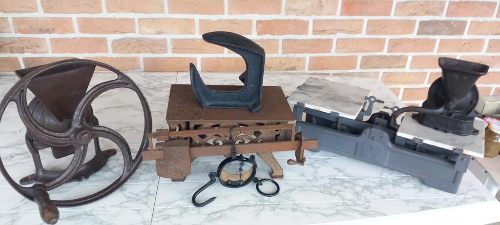 Antieke weegschalen  en koffiemolens, Ophalen of Verzenden