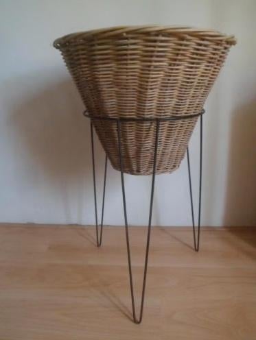 Vintage mand rond op metalen standaard 77 cm. hoog riet pot, Gebruikt, Mand, Ophalen of Verzenden, Riet