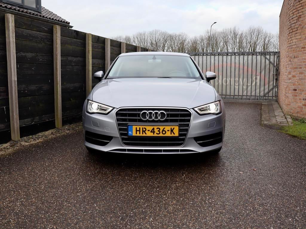 Audi A3 Sportback 1.2 TFSI Attraction Pro Line plus NIEUWSTA, Gebruikt, 4 cilinders, Start-stop-systeem, Leder en Stof