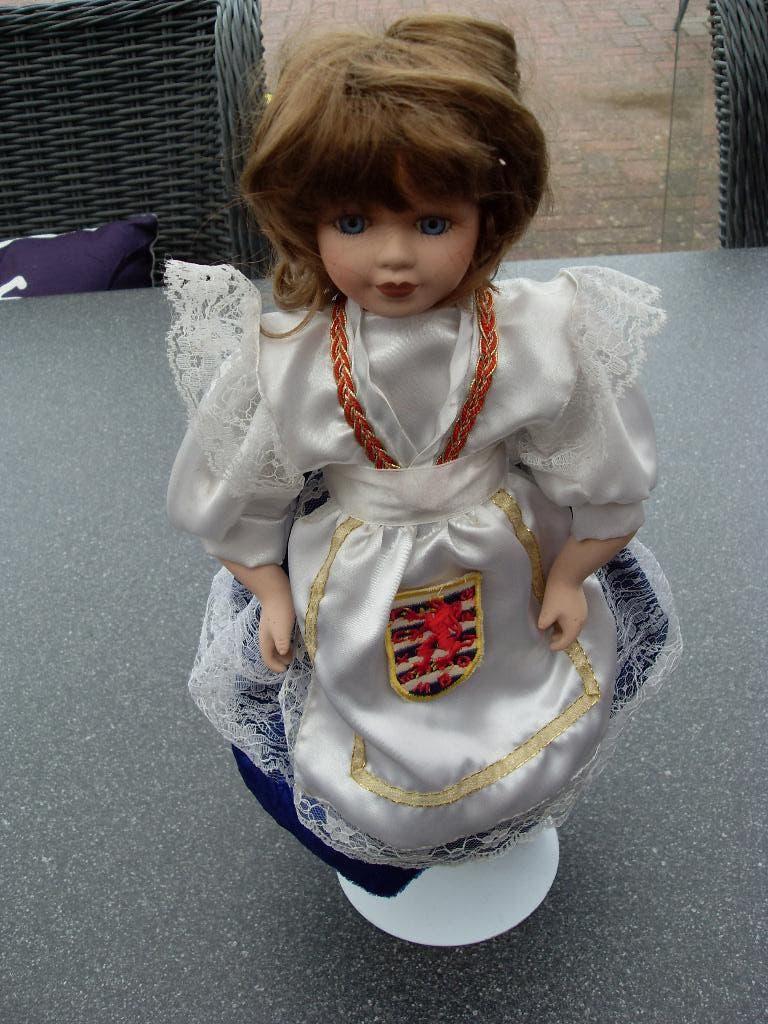 porseleinen pop Krojovana panenka, Verzamelen, Ophalen of Verzenden, Zo goed als nieuw, Pop