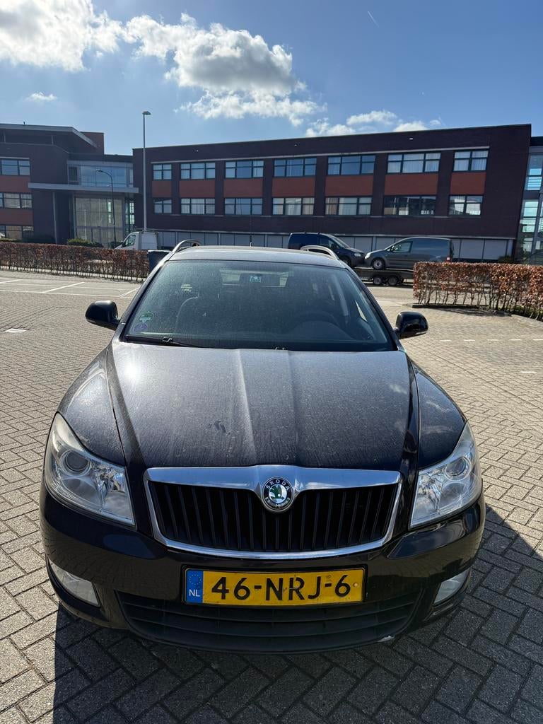 Skoda Octavia 1.2 TSI Combi 2010 Zwart, Auto's, Skoda, Voorwielaandrijving, 4 cilinders, Zwart, Origineel Nederlands