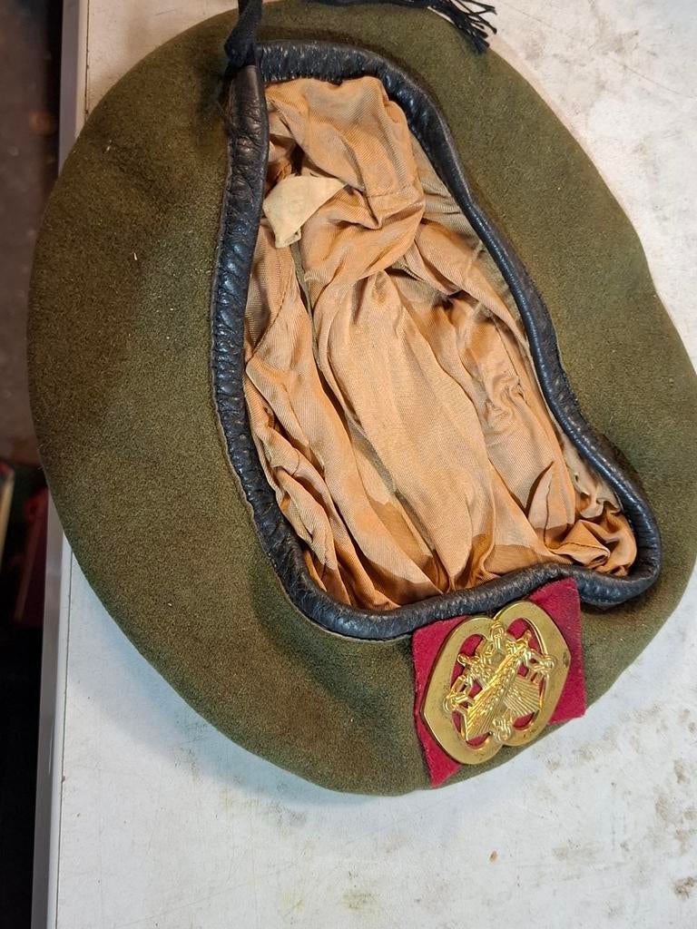 Groene baret met embleem, Verzamelen, Ophalen of Verzenden, Militaire, Militaire, Militaire