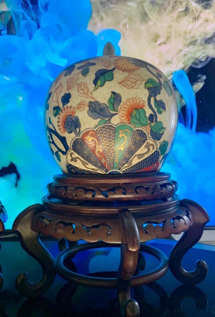 VERY ANCIENT COUPLE IMARI  POTS WITH LIDS, Antiek en Kunst, Ophalen