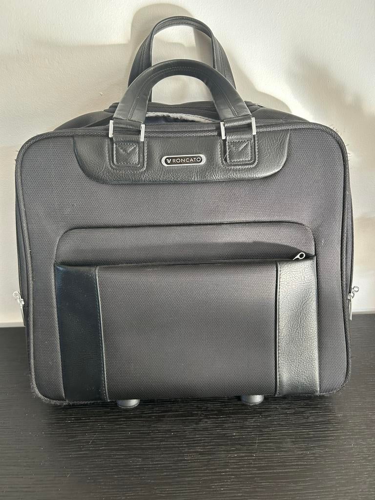 Reistas op Trolley.  Vroncato .   42/35, Gebruikt, Zwart, Ophalen of Verzenden, Wieltjes