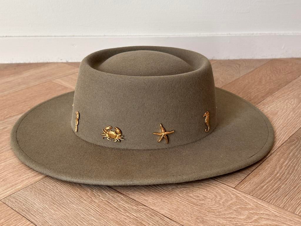 Old Habits Die Hard hoed met goudkleurige pins maat 58 NIEUW, Ophalen of Verzenden, Nieuw, 58 cm (L, 7¼ inch) of meer, Hoed