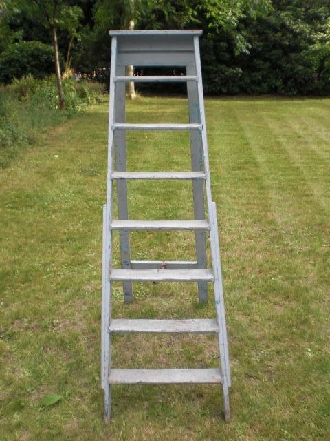 Vintage oude grijs blauwe houten trap / ladder, Ophalen, Gebruikt, Trap, Opvouwbaar of Inschuifbaar
