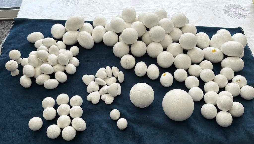 Grote partij piepschuim ballen, eieren en hartjes voor decor, Ophalen of Verzenden, Zo goed als nieuw
