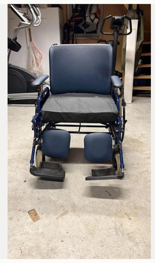 brede rolstoel opvouwbaar, Diversen, Rolstoelen, Ophalen, Inklapbaar, Zo goed als nieuw, Duwrolstoel