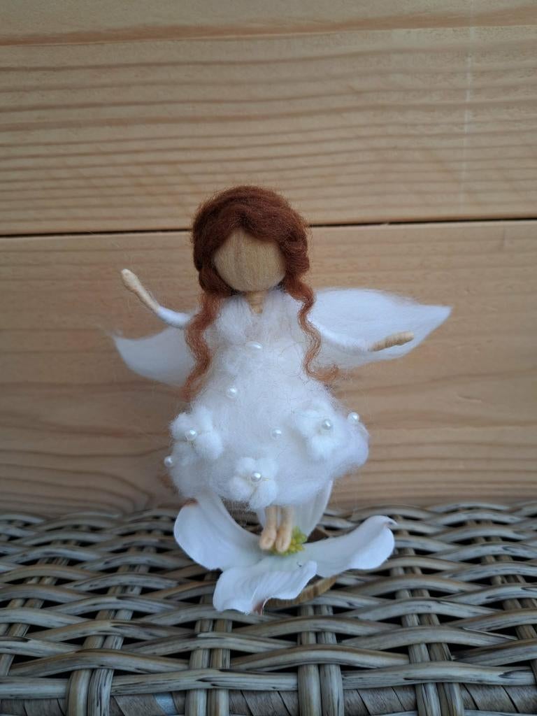 Seizoenstafel winter engel wit wol naaldvilt, Hobby en Vrije tijd, Ophalen of Verzenden, Nieuw, Figuurtje(s)