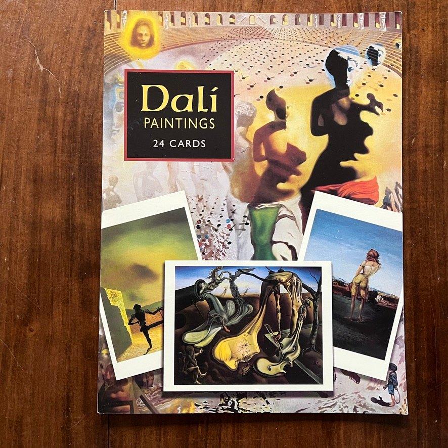 Map met ansichtkaarten van schilderijen van Dali, Antiek en Kunst, Ophalen of Verzenden