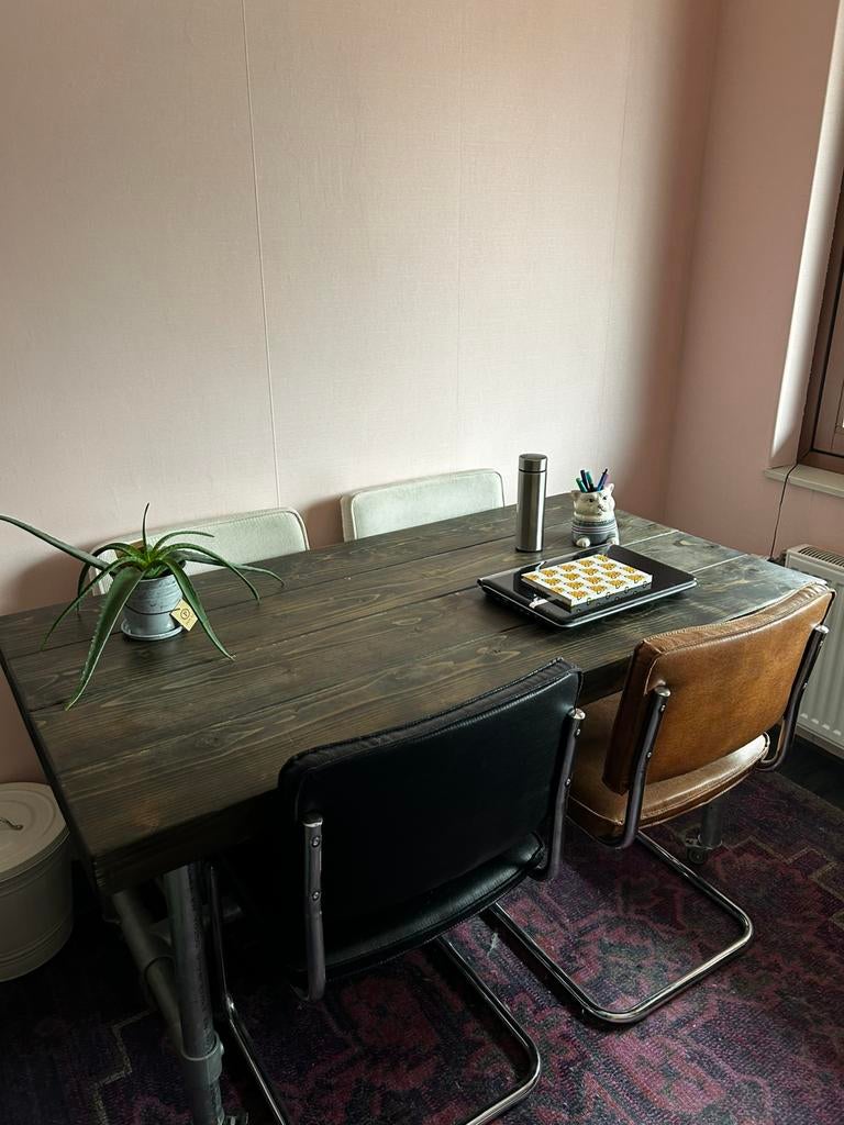 Massief eigenhoutel tafel (met wieltjes) en vier stoelen, Antiek en Kunst, Ophalen