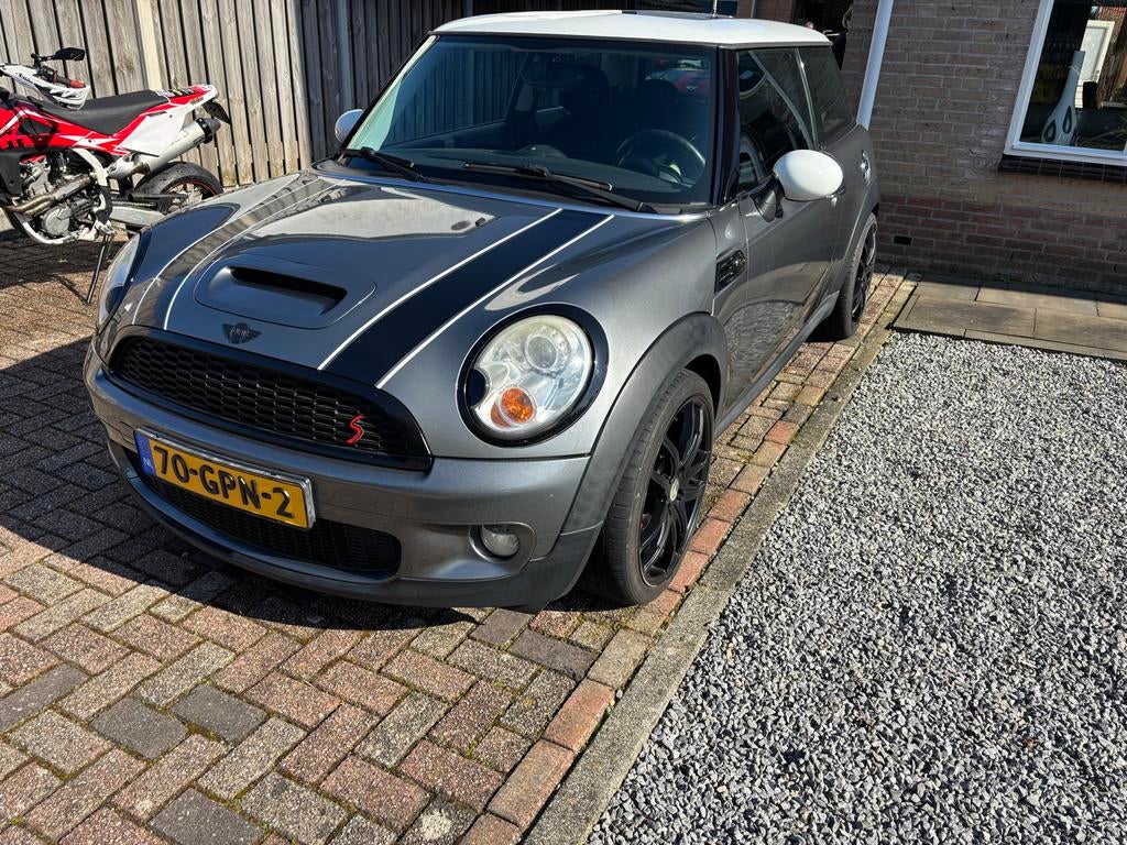 Mini 1.6 16V Cooper S 128KW 2007 Grijs + extra velgen set, Auto's, Voorwielaandrijving, Zwart, 4 cilinders, 4 stoelen