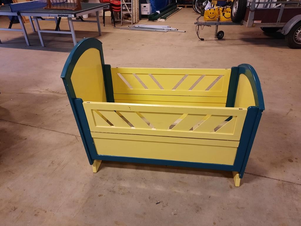 Leuk vintage babybedje - zijkanten uitklapbaar, Ophalen of Verzenden, Gebruikt, Ledikant