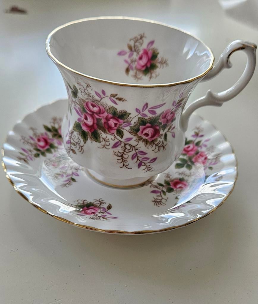 Royal Albert kop en schotel, Ophalen of Verzenden, Zo goed als nieuw, Porselein, Kop en/of schotel