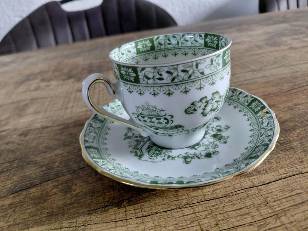 Antieke kop en schotel met groen bloemmotief en goudrand, Ophalen