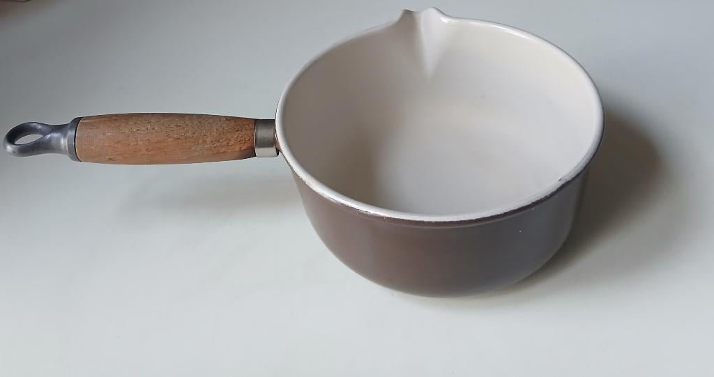 Le creuset gietijzeren steelpan. Doorsnee is 16cm, Huis en Inrichting, Keuken | Potten en Pannen, Ophalen, Gebruikt, Gietijzer