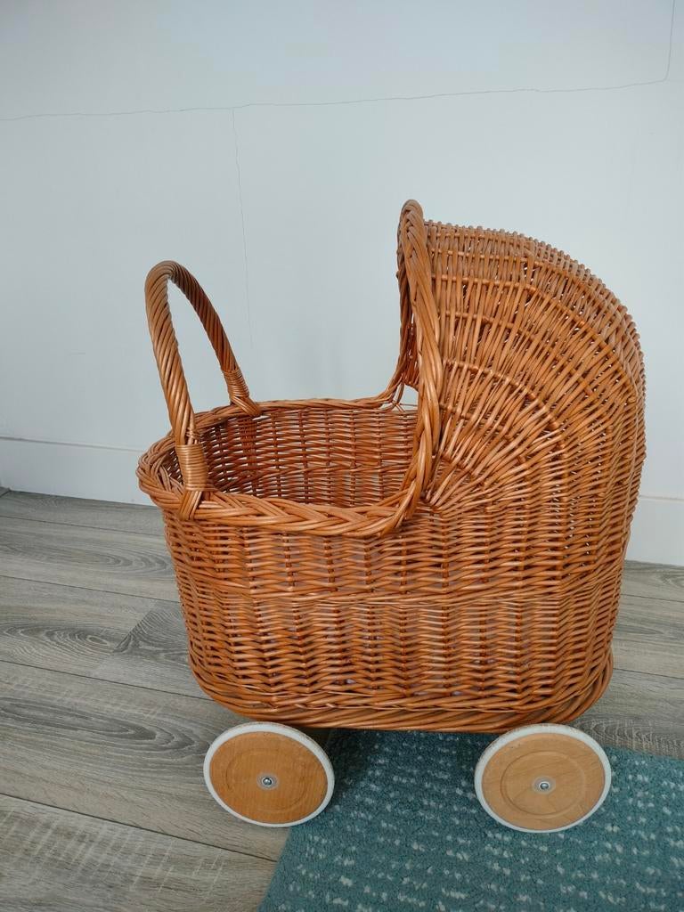 Rotan poppenwagen, Kinderen en Baby's, Speelgoed | Poppen, Ophalen, Zo goed als nieuw, Babypop