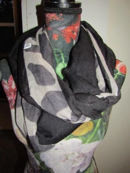 F407 sjaal zwart grijs beige rolsjaal, Kleding | Dames, Verzenden, Zo goed als nieuw, Maat 46/48 (XL) of groter, Sjaal