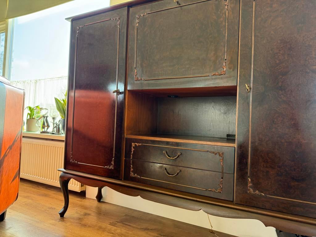 Klassieke kast / dressoir – wortelnoten look, Antiek en Kunst, Antiek | Meubels | Kasten, Ophalen