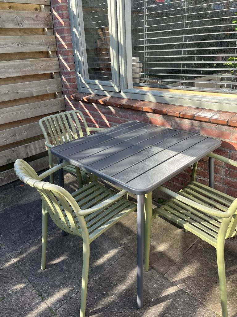 Donkergrijze metalen tuintafel 80x80 cm, Tuin en Terras, Tuintafels, Ophalen of Verzenden, Gebruikt, Vierkant, Metaal