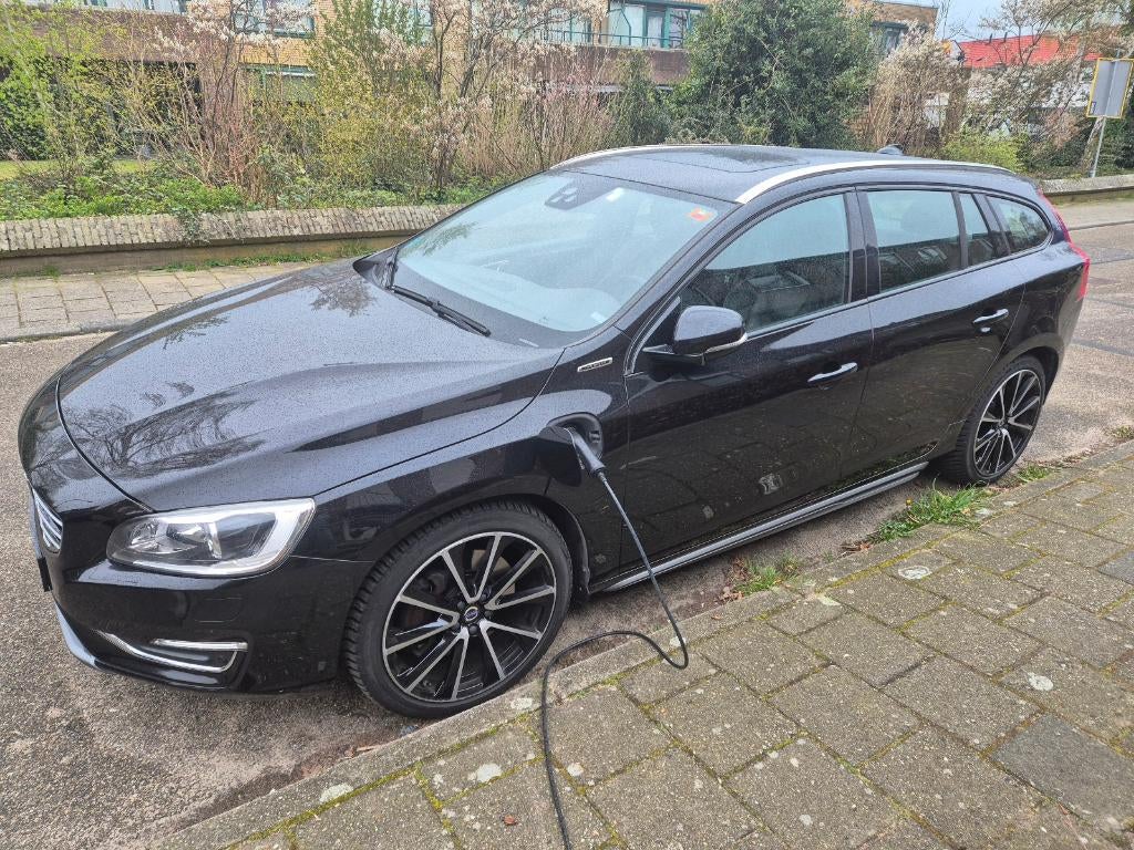 Volvo V60 D6 Twin Engine 288pk Geartronic AWD Plug In Hybrid, Auto's, Volvo, Automaat, 1800 kg, Zwart, Particulier