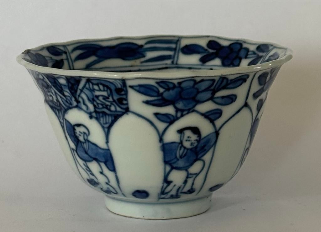 Antieke Chinese kopje met blauw-witte decoratie met zotjes, Antiek en Kunst, Ophalen of Verzenden