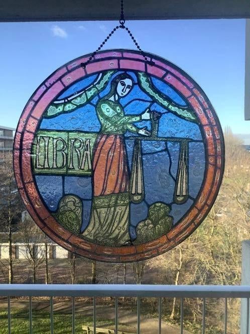 Libra vintage glas-in-lood raamhanger raamdecoratie, Antiek en Kunst, Curiosa en Brocante, Ophalen