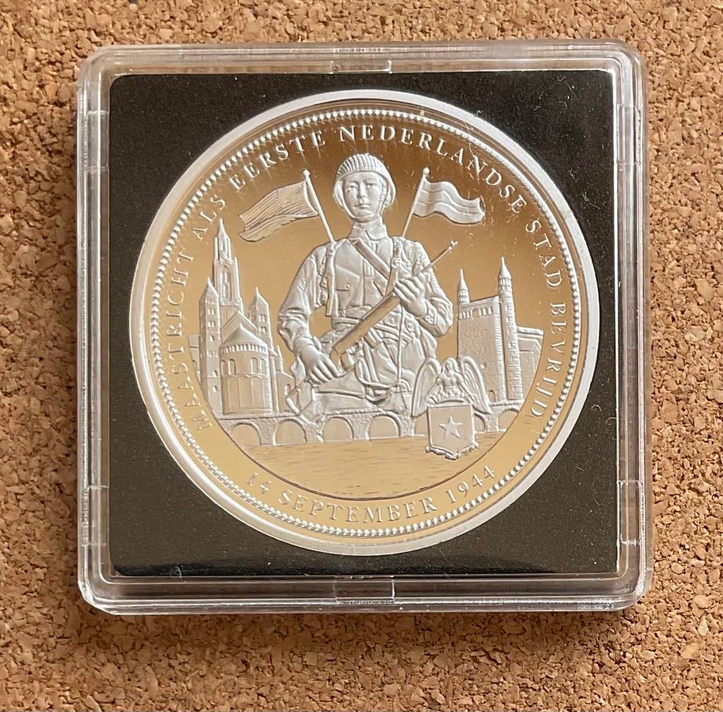 Penning MAASTRICHT als Eerste  Ned. Stad Bevrijd 14-9-1944, Postzegels en Munten, Ophalen of Verzenden, Overige materialen, Nederland