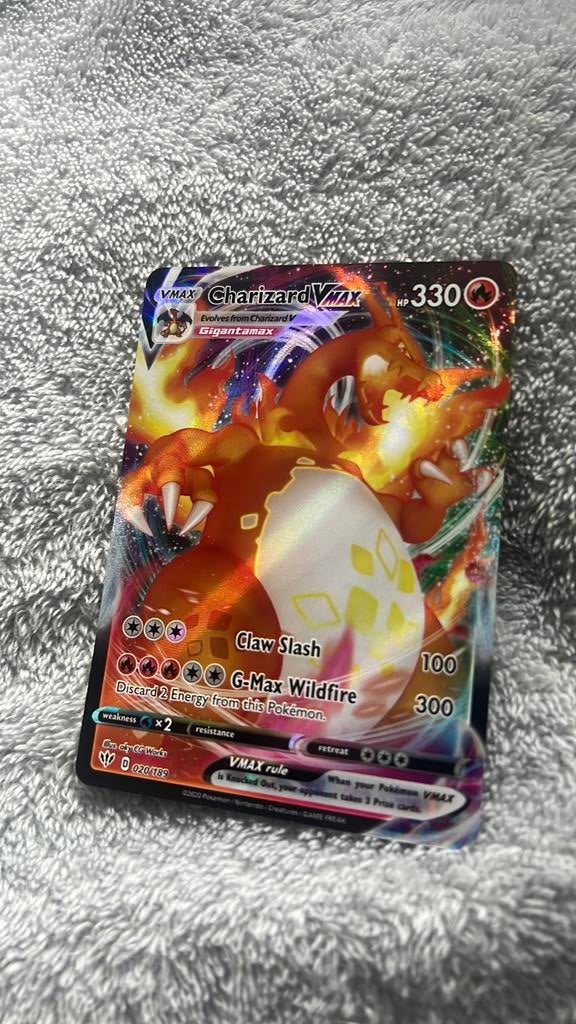 Charizard v max, Ophalen of Verzenden, Zo goed als nieuw