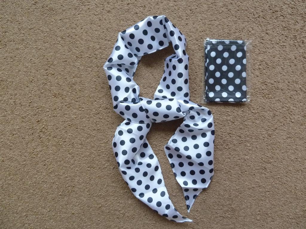 Glossy sjaaltje 2 stuks nog nieuw in verpakking, Kleding | Dames, Mutsen, Sjaals en Handschoenen, Ophalen of Verzenden, Nieuw