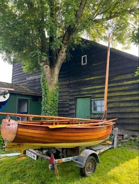 Oostzaanse Jol 12 voet met zeilen en trailer, Watersport en Boten, Open zeilboten, Ophalen, Geen motor, Gebruikt, Overige brandstoffen