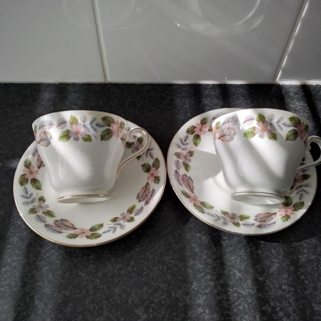 2 Engelse aynsley kop en schotels  april rose, Ophalen of Verzenden, Zo goed als nieuw, Overige stijlen, Kop(pen) en/of Schotel(s)